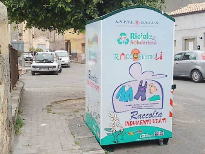 Getta una borsa con mille euro in un cassonetto: la ditta li recupera