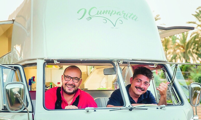 Carmelo e Alfredo, i "Cumparitti" dello street food su "Bulli" d'epoca