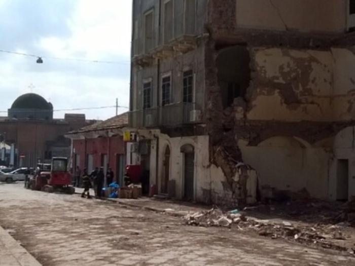 Via Crispi riapre, dopo esplosione, ad una sola corsia