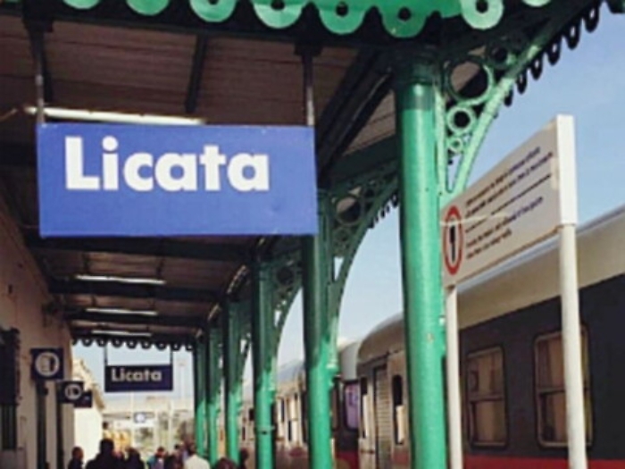 Pietre sui binari, in 200 scesi dal treno