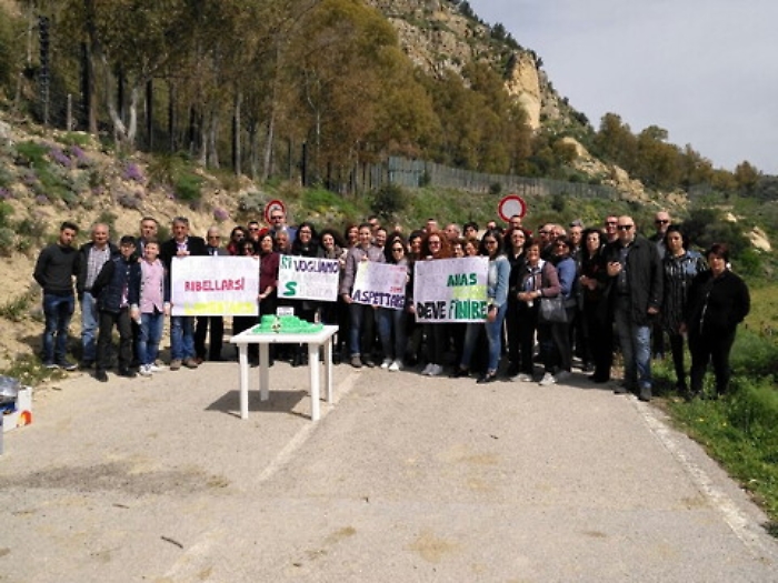 Torta e candeline per "celebrare" i disagi