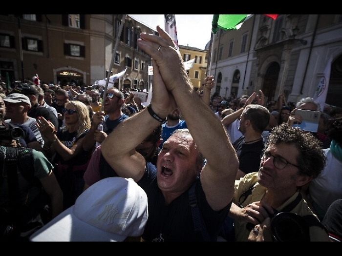 M5s, in piazza fino a voto finale