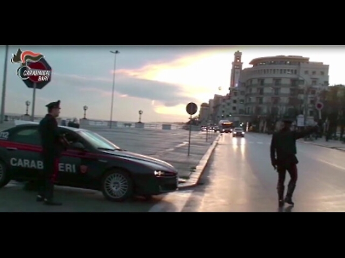 Custodiva 80 kg di droga e armi