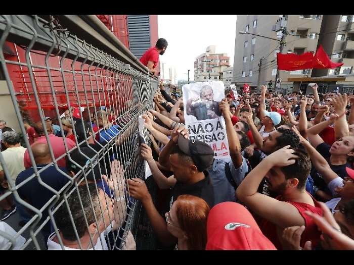 Manifestanti impediscono resa di Lula
