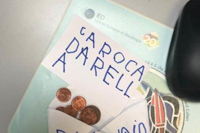 "Questi sono per la ricerca", bimbo dona risparmi ad oncologo siciliano che cura la mamma