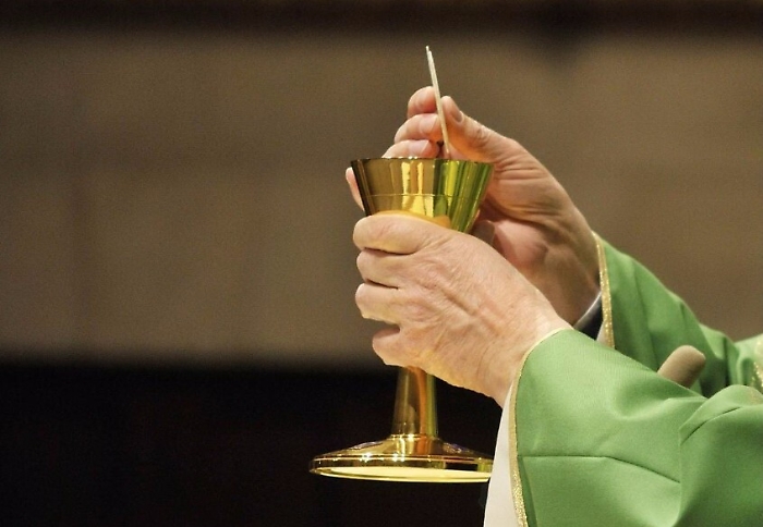 Canicatt&igrave;, ladri svaligiano casa del prete mentre lui celebra messa