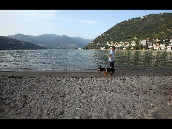 Il tuffo nel buio e poi il silenzio: disperso nel Lago di Como un ragazzo di 18 anni, notte di ricerche senza sosta