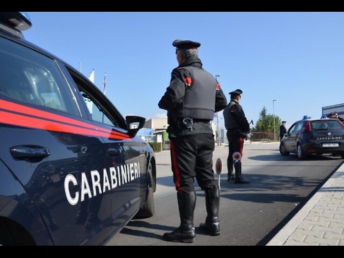 Abusi su figlio 15enne, arrestato
