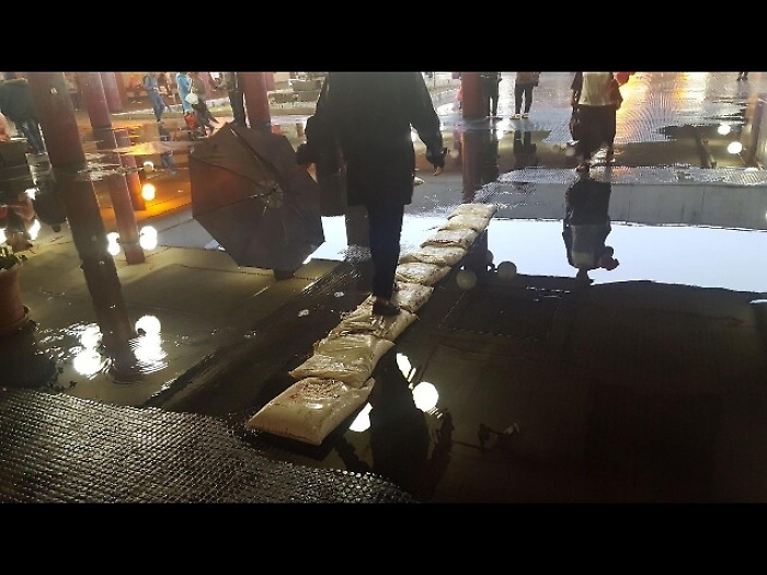 Roma, strade allagate e metro chiuse