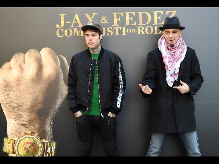 Gdf sequestra merce contraffatta Fedez