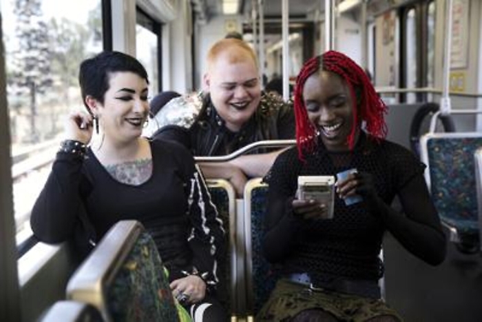 Psicologia: giovani 'goth' ed 'emo' pi&ugrave; a rischio autolesionismo e suicidio