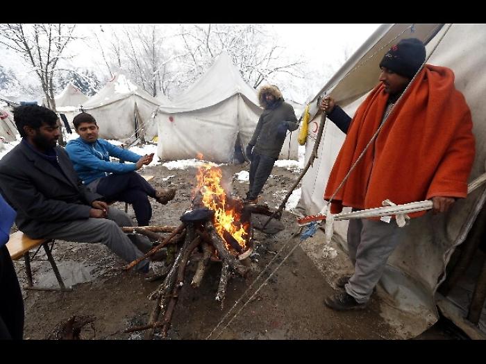 Migranti lasciano campo di Vucjak