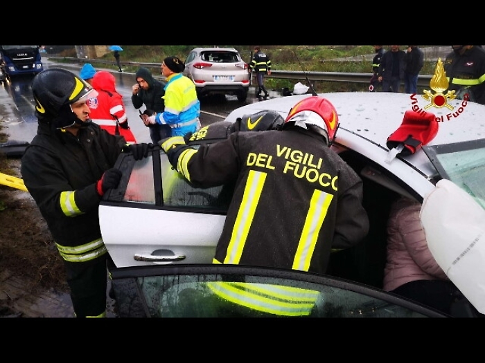 Scontro e fiamme su A4, un morto