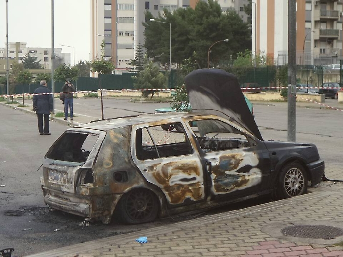 Palermo, entra in un'auto in sosta e si d&agrave; fuoco suicidandosi