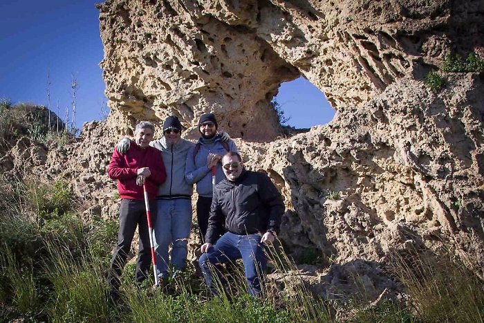 Esperti a Gela per la "pietra calendario" scoperta da 4 appassionati di archeologia: &laquo;Sensazione forte&raquo;