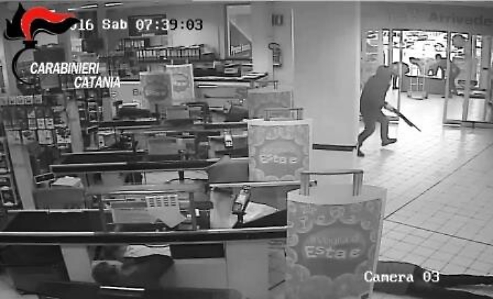 Rapina all'Ipersimply di Catania, arrestato un bandito tradito dalle impronte