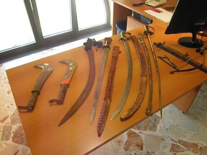 Alla stazione di Catania con scimitarre e machete