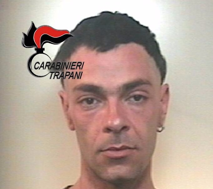 "Forza" ingresso sala giochi e porta via soldi e bevande: arrestato