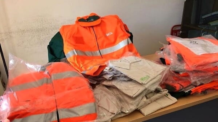 Palermo, vendeva per strada abiti da lavoro Amia: denunciato