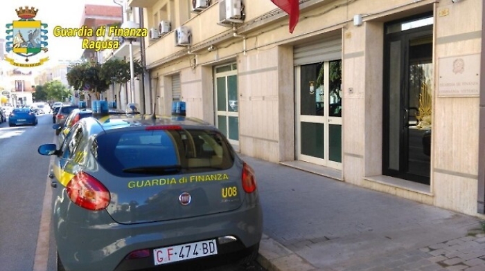 Gli "spillavano" soldi e case durante "sedute spiritiche": denunciati avvocato e la moglie