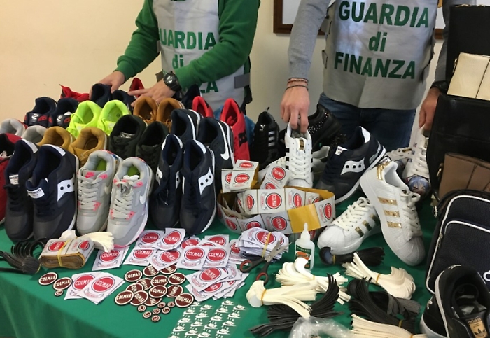 Scarpe contraffatte sequestrate da Gdf a Catania