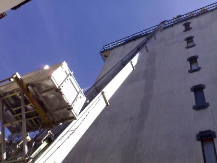 Catania, cade mobile dal settimo piano durante trasloco: tragedia sfiorata