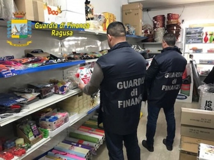 Vittoria, 40 mila articoli sequestrati in negozio gestito da cinese