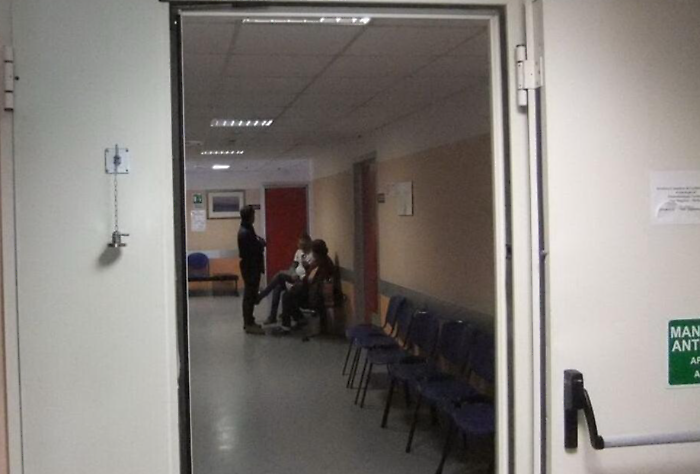 Ostacola intervento sulla madre, chirurgo chiama i carabinieri