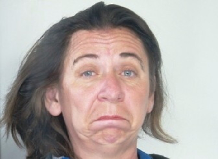 Badante rumena ruba pensione ad anziano e la nasconde nelle scarpe: arrestata