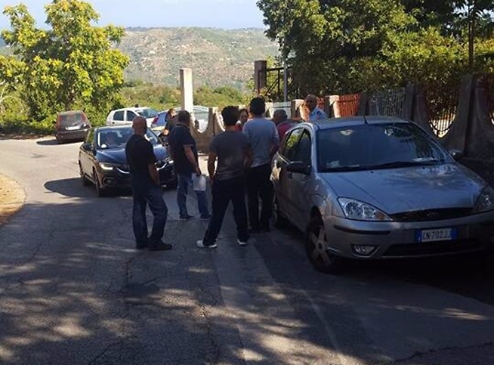 Castell'Umberto residenti in rivolta, barricate contro l'arrivo di un gruppo di migranti minori