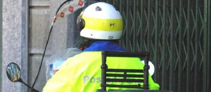 &laquo;Lei qui no pu&ograve; entrare&raquo; e aggredisce la postina nell'androne del palazzo di Catania 