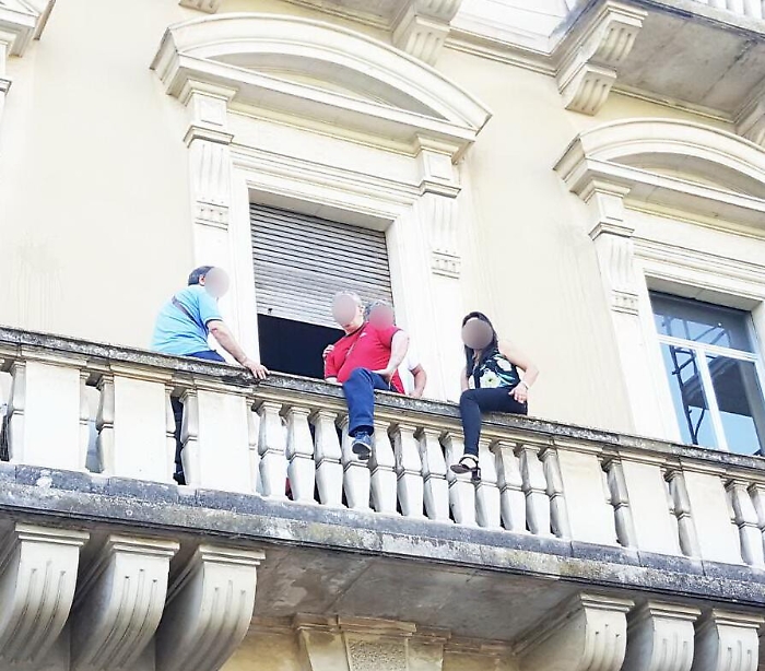 Siracusa, senza stipendio da mesi: dipendenti ex Provincia di Siracusa si arrampicano su gru