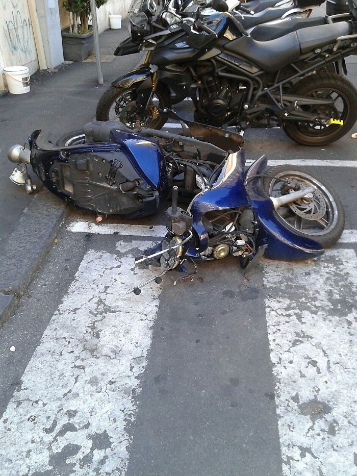 Catania, scooter abbandonato nel contesto urbano