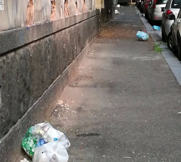 Spazzatura, a Catania c'&egrave; un lascia sacchetti seriale