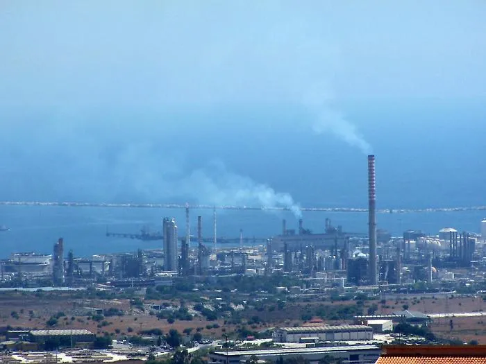 Sversamento di petrolio a Priolo: sequestrato un serbatoio della raffineria Isab Sud
