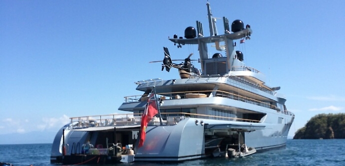 Il mega yacht del magnate russo alla fonda a Lipari