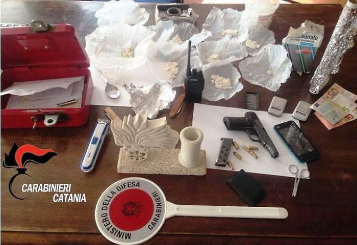 Armi e droga in casa del boss Buda: arrestati moglie e nipote