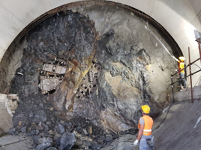 L'ASTRONAVE E GLI OPERAI