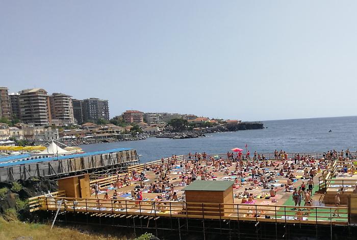 Solarium e spiagge senza bar, acqua e t&egrave; al mer "mercato libero"