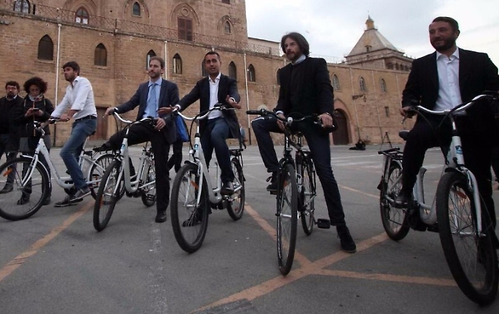 Biciclettata a Palermo per Cinquestelle e stretta di mano con Bersani