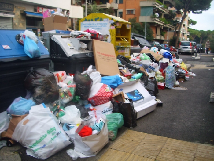 Rifiuti, in Sicilia &egrave; emergenza di Natale tra cassonetti stracolmi e immondizia in strada