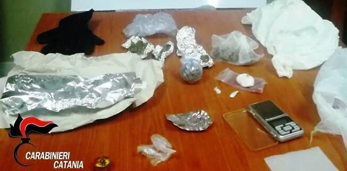 Biancavilla, arrestati due pusher: a casa la droga da spacciare per Natale