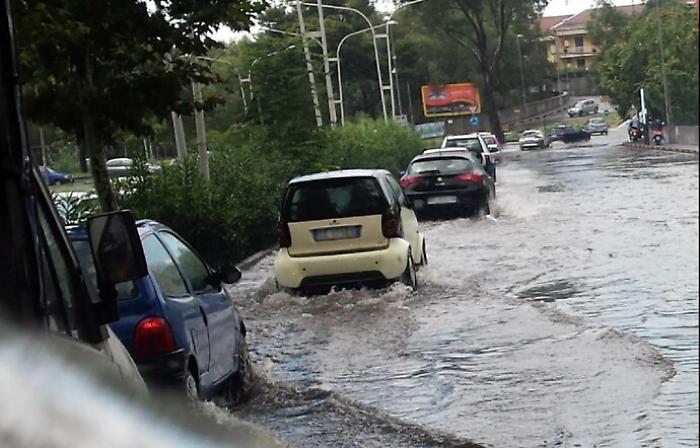 Il maltempo flagella l'intera Sicilia, stop per le auto su tratto della A18