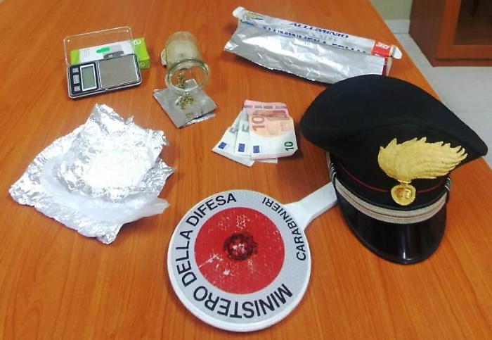 Biancavilla, spacciatore "diffidente" cade nel tranello di finto postino...