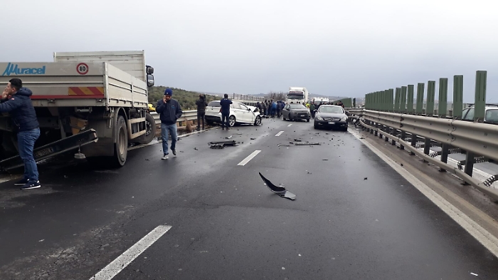 Sei feriti lungo la Catania-Patern&ograve;in scontro di 3 auto e un autocarro