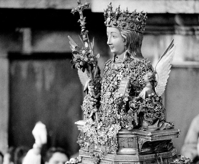 Sant'Agata e donne migranti martiri di ieri e di oggi negli scatti di Antonio Parrinello