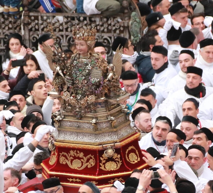 Dopo la lunga notte, S.Agata ancora "sveglia" con i suoi devoti: ed &egrave; toto-rientro