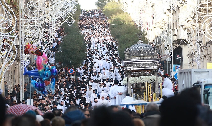 S. Agata, salta la salita di S. Giuliano e i devoti protestano staccando il cordone