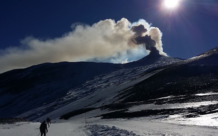 Etna, nuova violenta emissione di cenere: aeroporto in preallarme