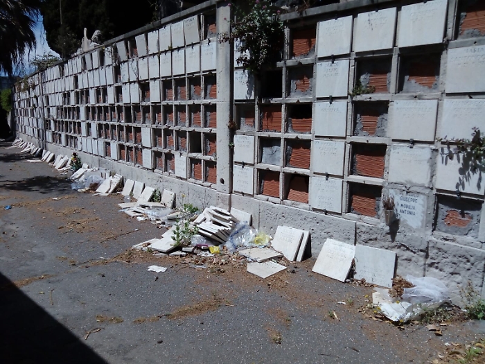 Catania: devastazione e incuria al cimitero 
